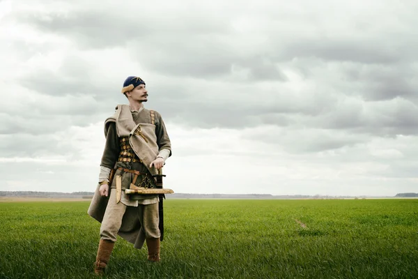 Hombre de traje étnico en el contexto de la reconstrucción histórica — Foto de Stock