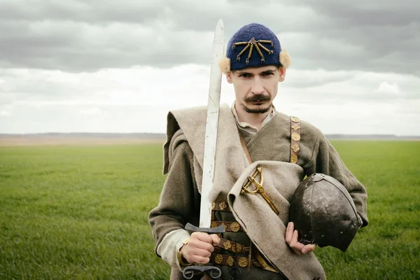 Muž v etnické obleku v kontextu historické rekonstrukce — Stock fotografie