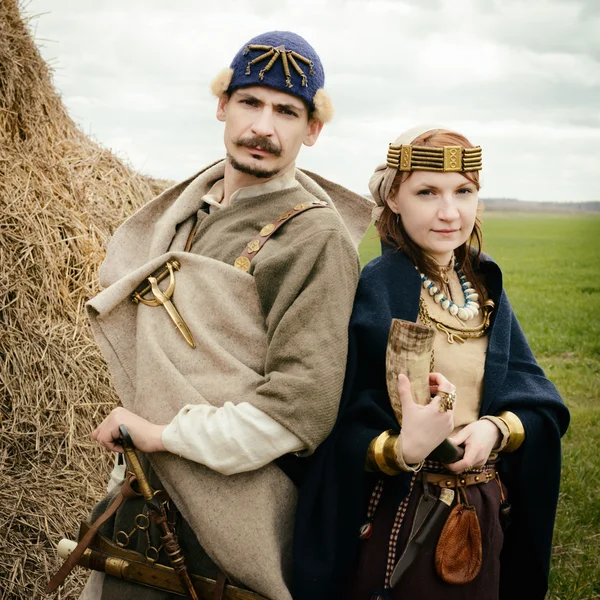 Мужчина и женщина в этническом костюме историческая реконструкция Лицензионные Стоковые Фото