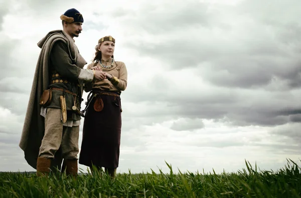 Vrouw en man in etnische pak kader historische reconstructie Stockfoto