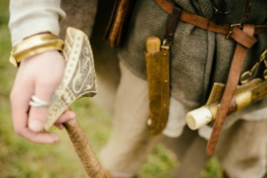 tarihi yeniden yapılanma kapsamında etnik elbiseli adam