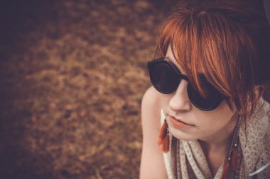 Balonlu alışılmadık kadın kavramı açık havada olarak