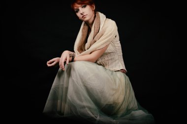 alışılmadık kadın studio Kızıl saçlı ve güneş gözlüğü