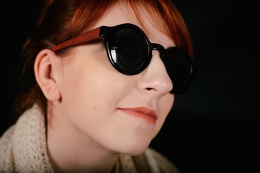 alışılmadık kadın studio Kızıl saçlı ve güneş gözlüğü