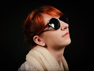 alışılmadık kadın studio Kızıl saçlı ve güneş gözlüğü