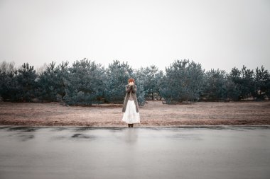 Balonlu alışılmadık kadın kavramı açık havada olarak