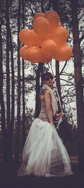 Mujer inusual con globos como concepto al aire libre —  Fotos de Stock