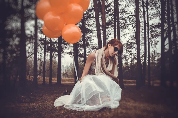 Neobvyklé žena s balóny jako koncept venku — Stock fotografie