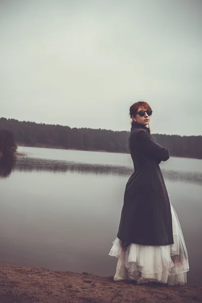 Необычная женщина в длинной юбке, как концепция на открытом воздухе — стоковое фото