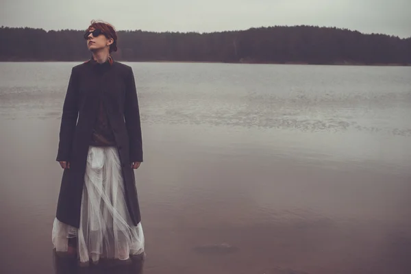 Mujer inusual en falda larga como concepto al aire libre — Foto de Stock