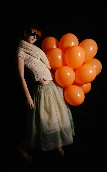 Необычная женщина с воздушными шарами студии — стоковое фото