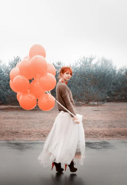 Mujer inusual con globos como concepto al aire libre — Foto de Stock