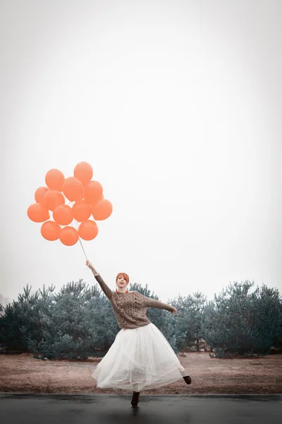 Mujer inusual con globos como concepto al aire libre — Foto de Stock