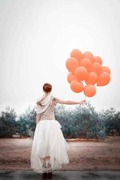 Ovanlig kvinna med ballonger som koncept utomhus — Stockfoto