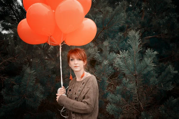 Ongebruikelijke vrouw met ballonnen als concept buitenshuis — Stockfoto