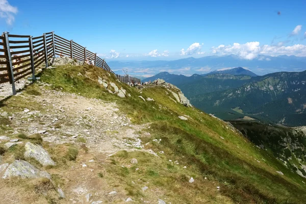 Paesaggio con cielo e montagne . — Foto Stock