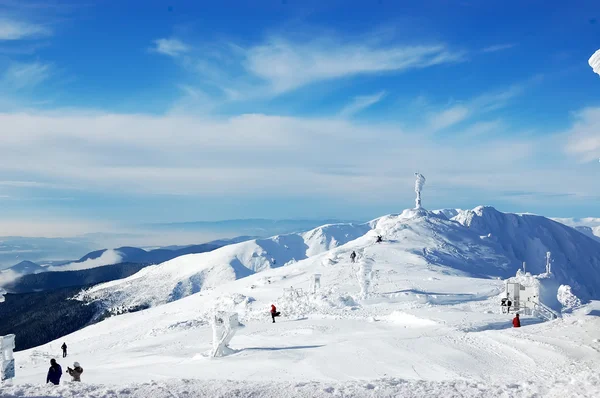 Paysage avec montagnes et ciel bleu. — Photo