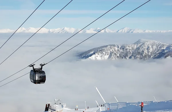 Blick auf die hohe Tatra mit Seilbahn. — Stockfoto