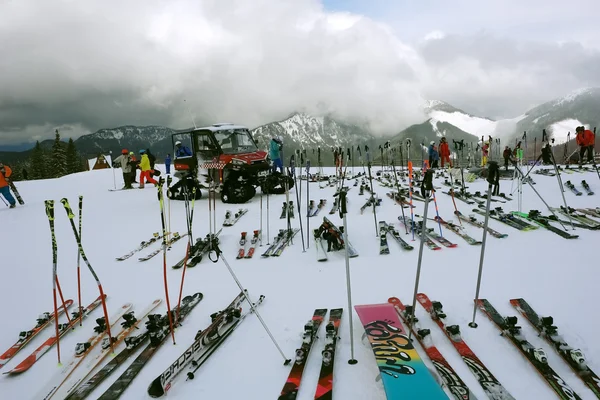 滑雪和山. — 图库照片