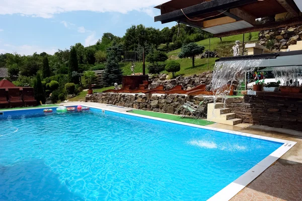 Pequena piscina na Eslováquia . — Fotografia de Stock