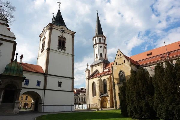 Oude historische gebouw en kerk op het centrale plein in Levoca. — Stockfoto