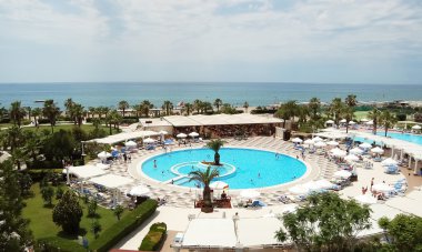 Panoramik manzaralı bir yuvarlak Yüzme Havuzu.