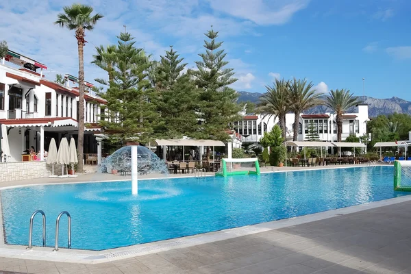 Zwembad in de buurt van gebouw en bomen in hotel in Turkije. — Stockfoto