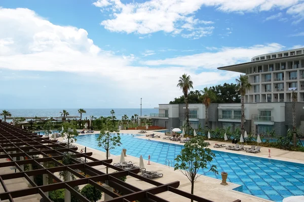 Piscina e edifícios perto da praia . — Fotografia de Stock