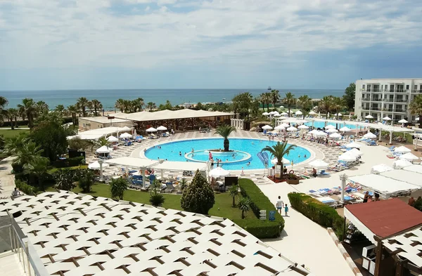 Plaja yakın yuvarlak havuz.