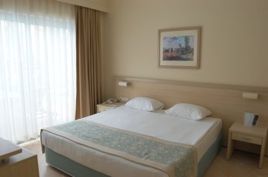 Türkiye'de otel bej tonlarında oda iç.