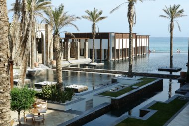 Modern bina, Yüzme Havuzu ve deniz.