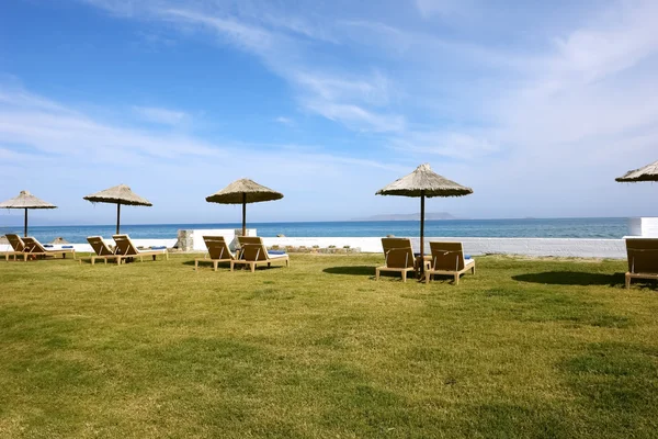 Los ambrellas en la playa cretense . — Foto de Stock