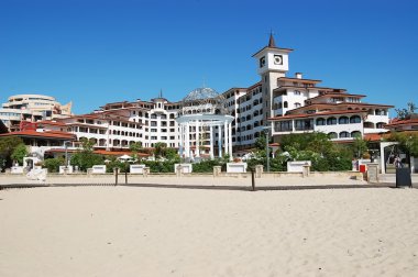 Sunny Beach plaj ile modern bina.