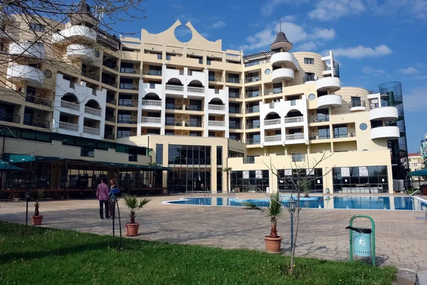 Big modern building on the Sunny Beach. — Stock Photo, Image