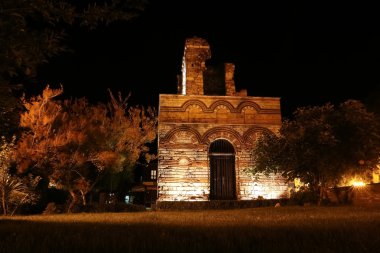 İsa Pantokrator Kilisesi gece.
