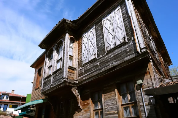 Edifício velho da floresta na cidade velha de Nessebar . — Fotografia de Stock