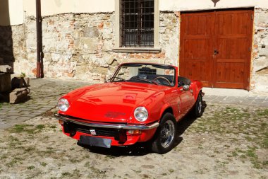 Kale eski kırmızı araba.