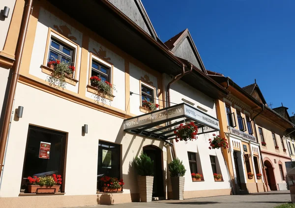 Straat met hotel in Kezmarok stad — Stockfoto