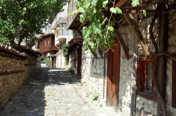 Malé ulice ve starém městě Nessebar. — Stock fotografie