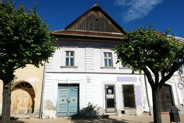 A velha casa eslovaca com duas árvores . — Fotografia de Stock