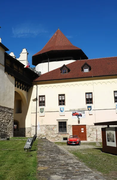 La vecchia torre nel castello e la macchina rossa . — Foto Stock