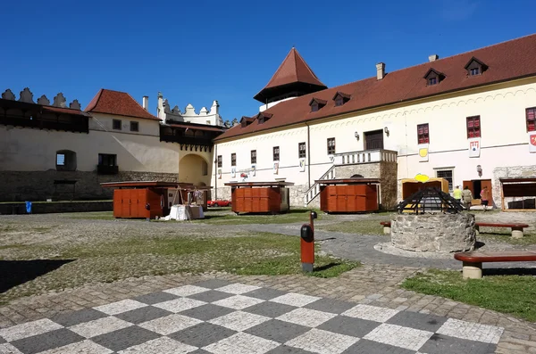 El patio del antiguo castillo en la ciudad de Kezmarok . — Foto de Stock