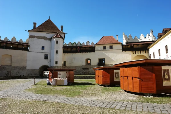 Velký dvůr a věže starého hradu v Kežmarku — Stock fotografie