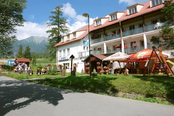 Hotel y montaña en Tatranska Lomnica, Eslovaquia . — Foto de Stock