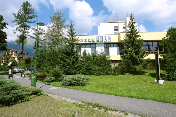 Krajobraz z hotel w Tatrach. — Zdjęcie stockowe
