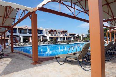 Mavi havuz ve otel çadırda.