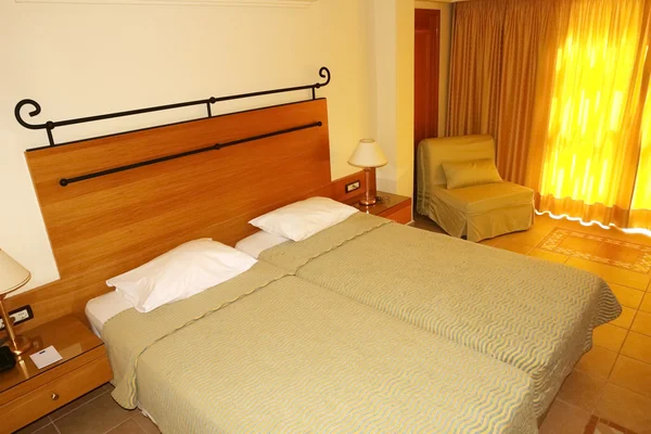 Интерьер спальни в греческом отеле . — стоковое фото