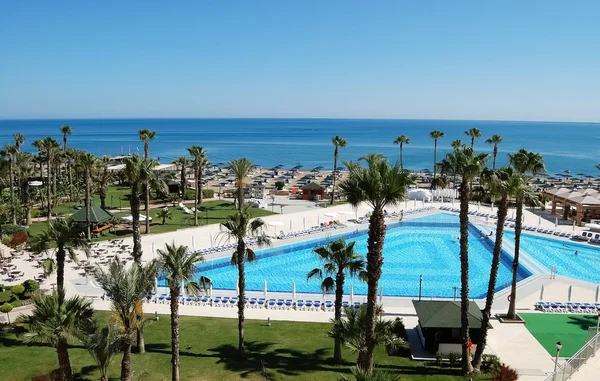 Blick auf Pool und Strand vom Hotel aus. — Stockfoto
