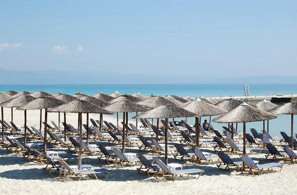 Şemsiye ve Yunanistan'da mavi deniz. — Stok fotoğraf