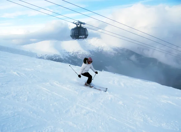 Nouvel ascenseur, brouillard et fille sur le ski . — Photo